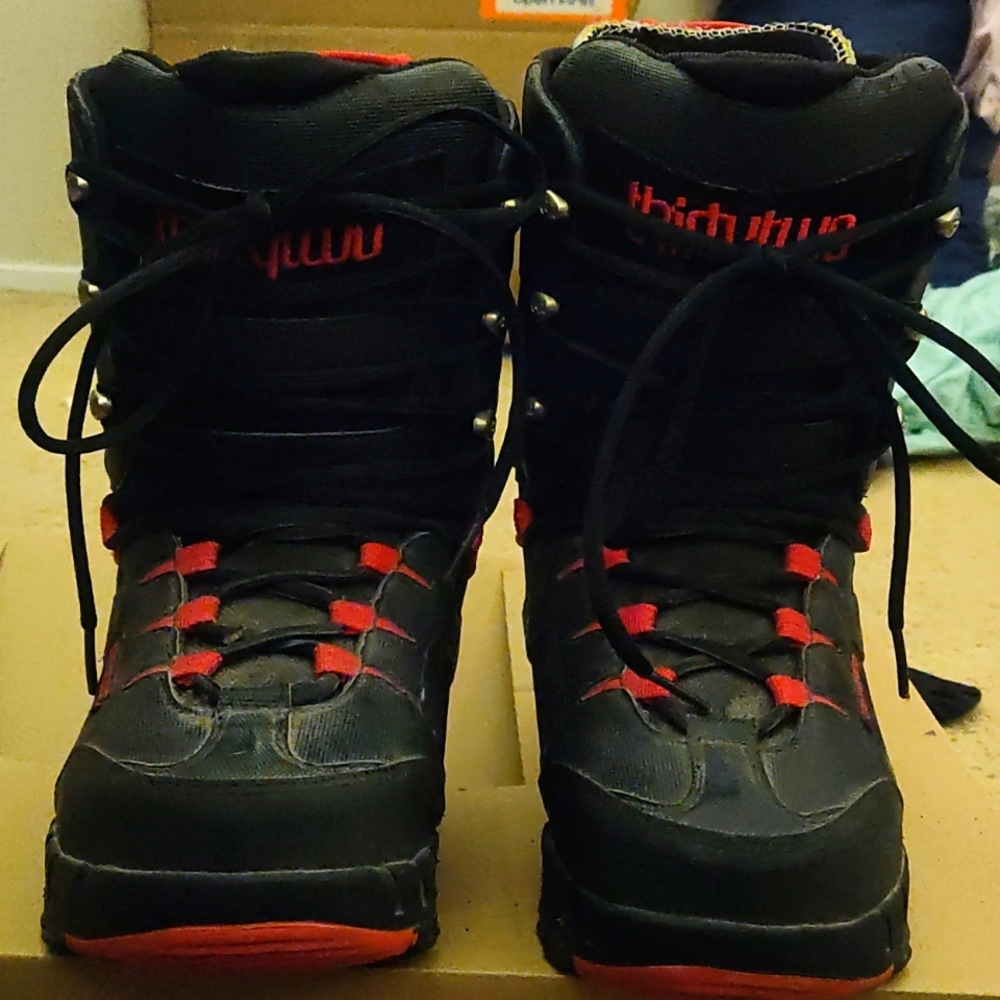 Men's size 10.5 snowboard thirty two boots